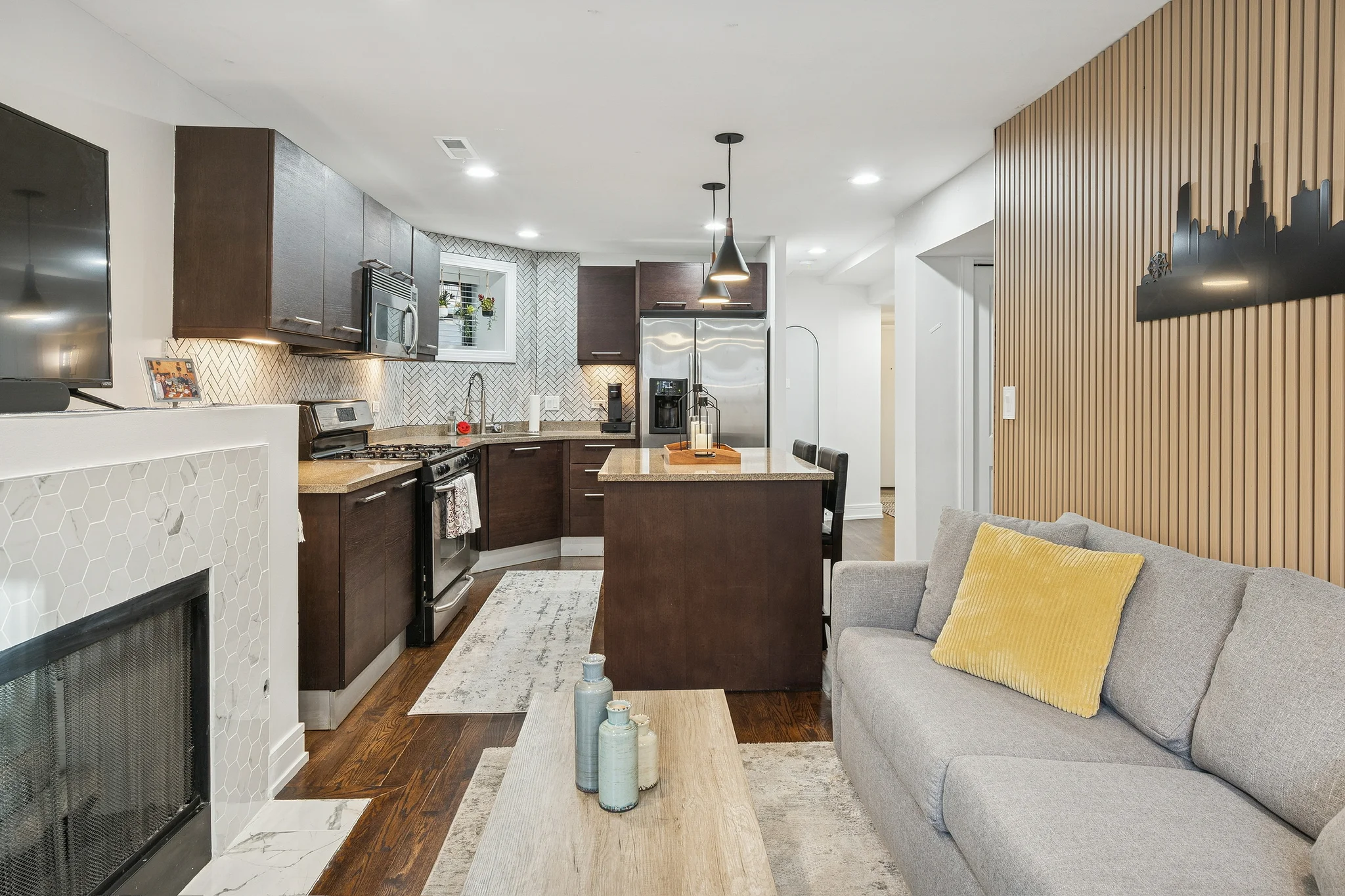 Chicago Condo: 805 W Bradley Pl