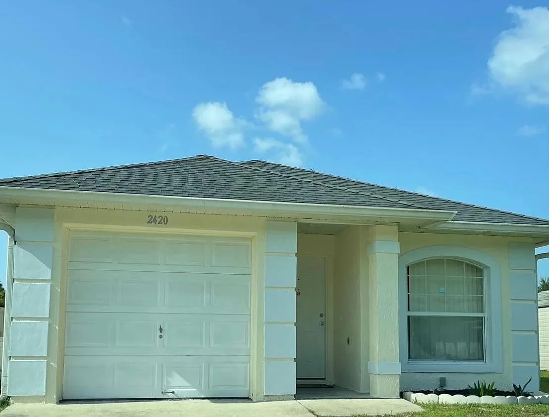 Sanford House: 2420 Daffadil Ter