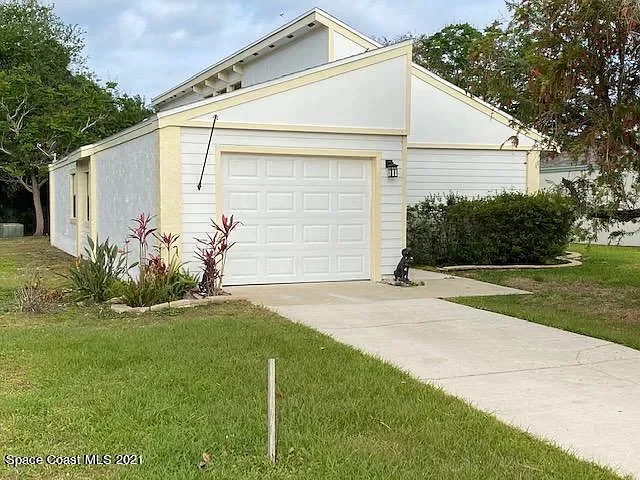 Melbourne House: 136 Woodside Dr