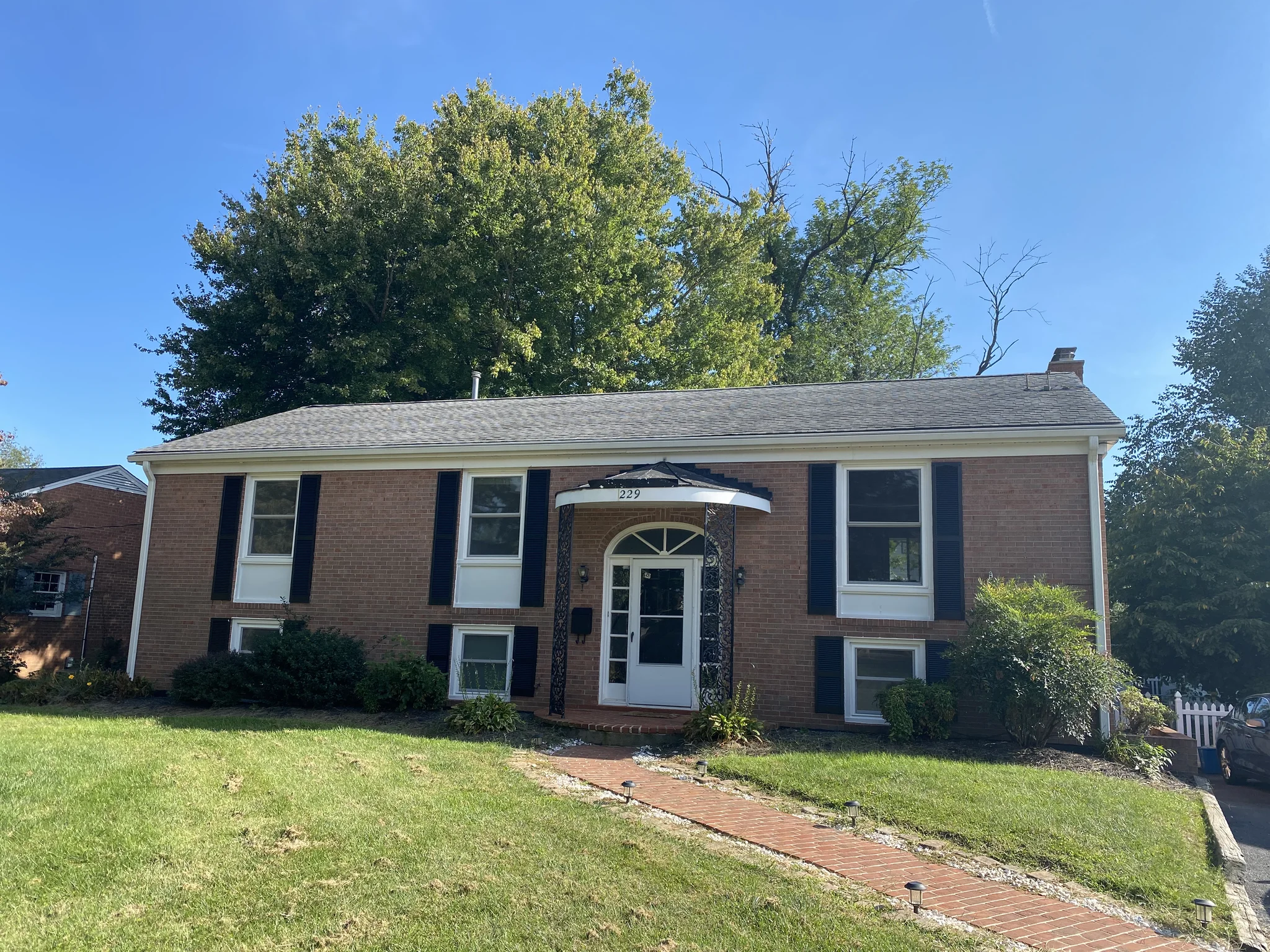 Leesburg House: 229 North St NE