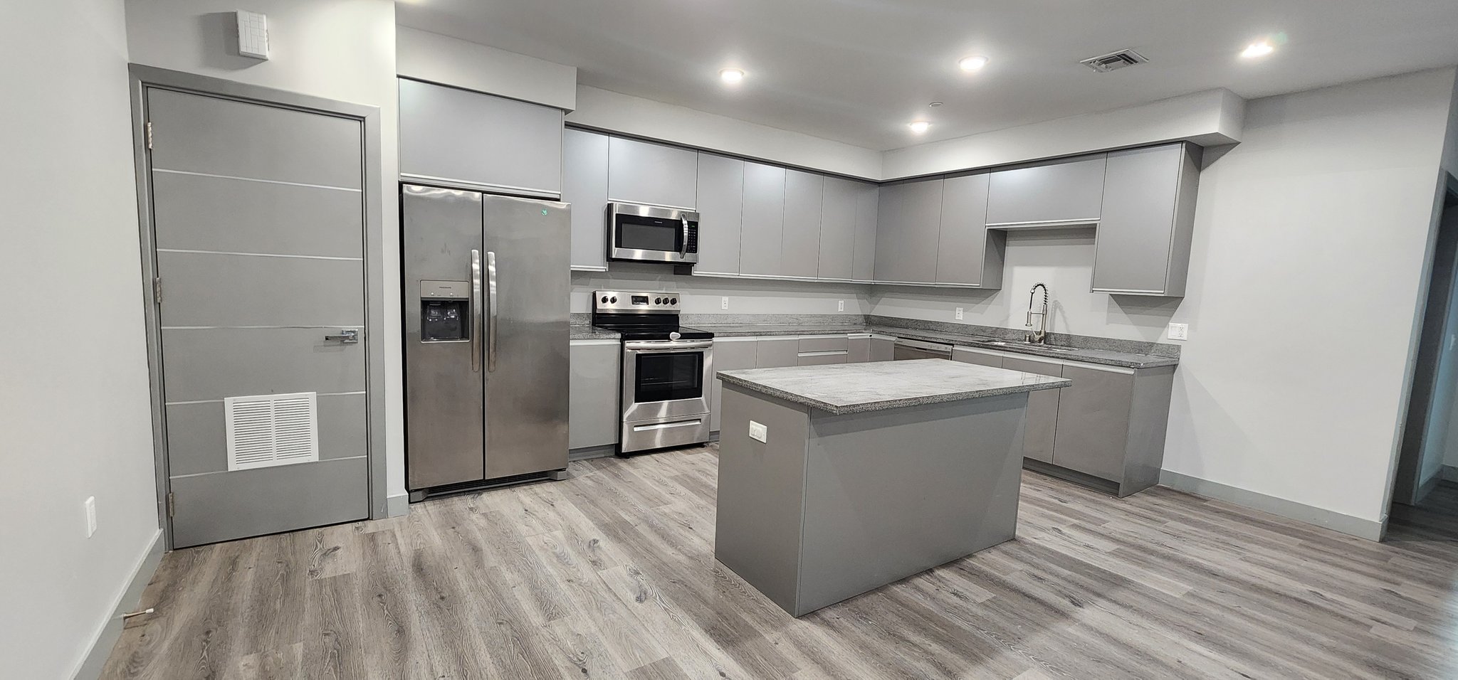 Van Nuys Apartment: 7040 Woodman Ave