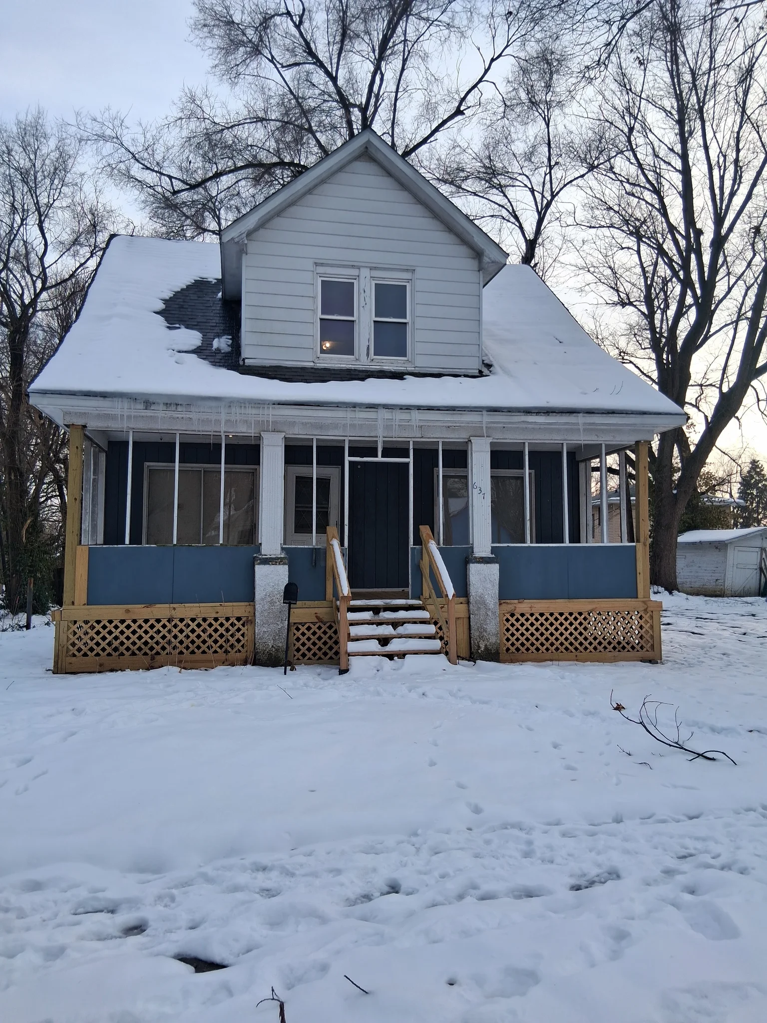 Decatur House: 637 W Packard St