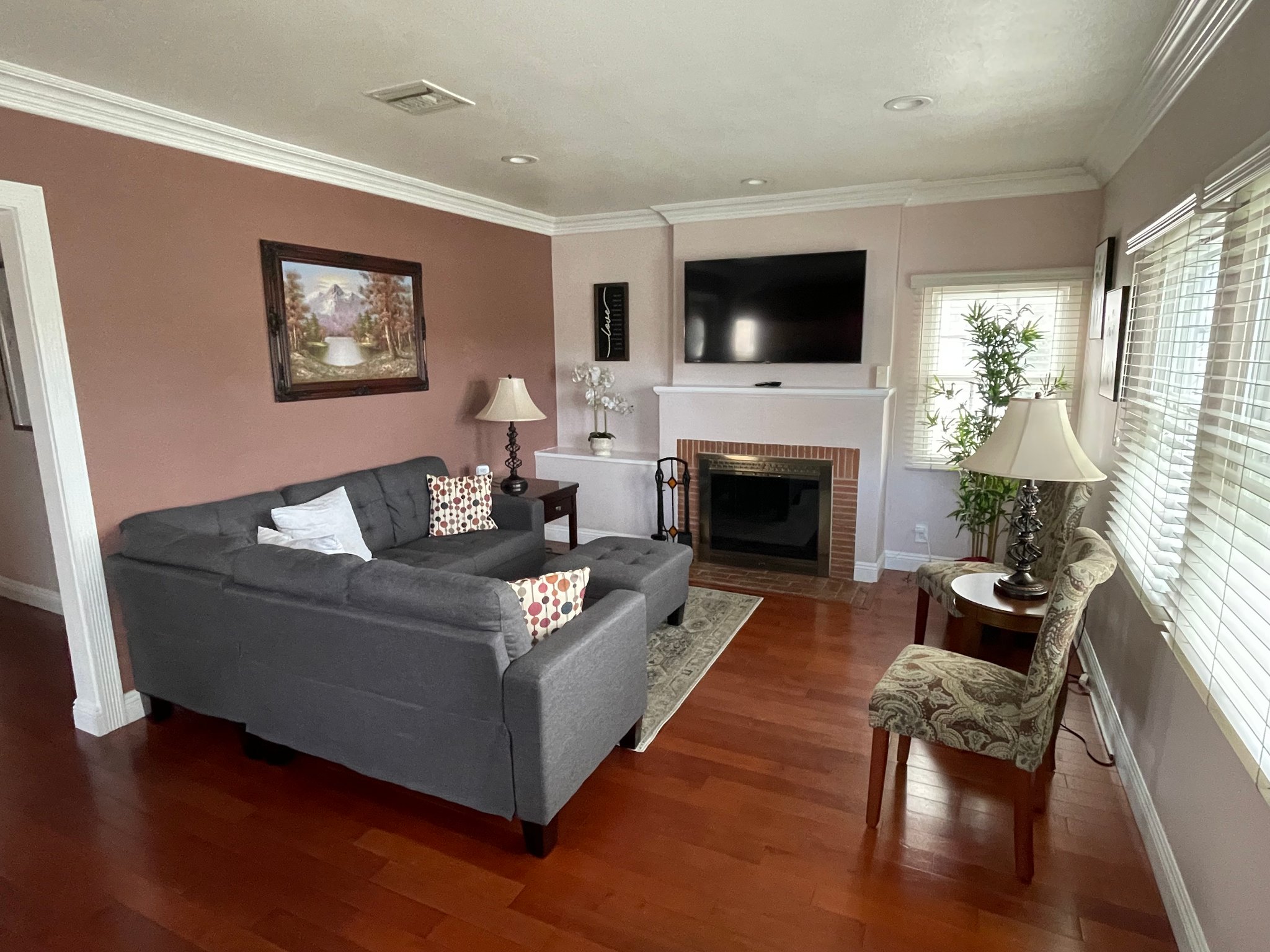 Burbank House: 2019 N Maple St