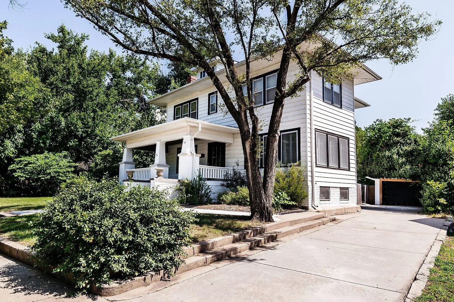 Wichita House: 136 S Circle Dr, Wichita