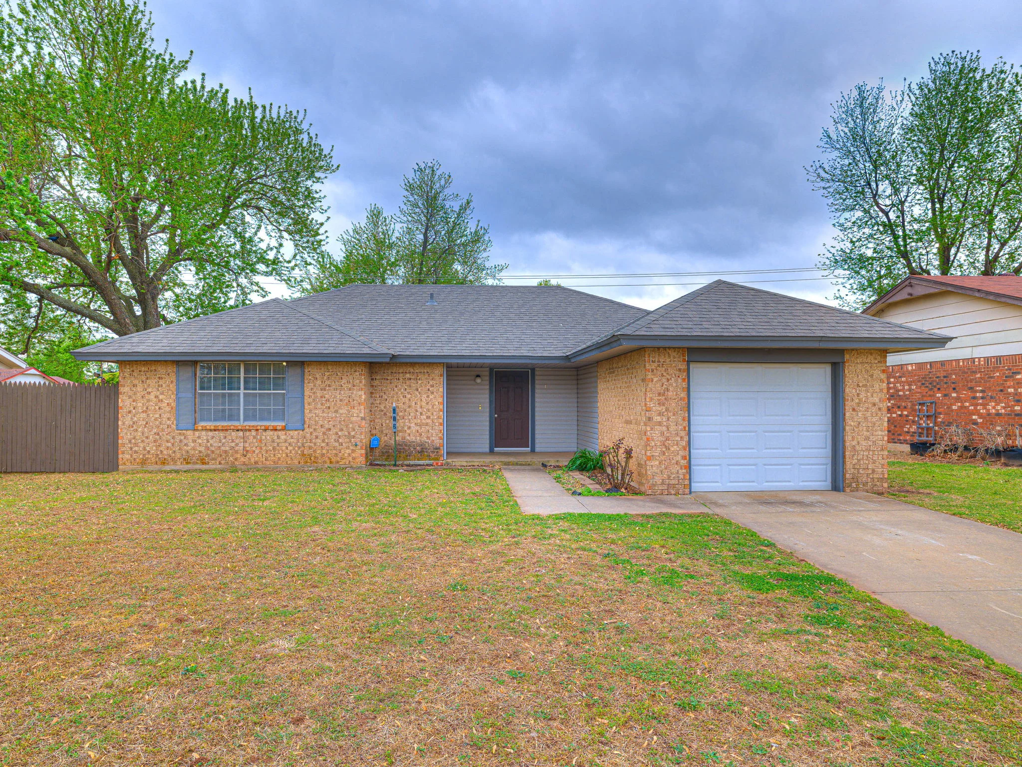 Mustang House: 612 W Linden Dr