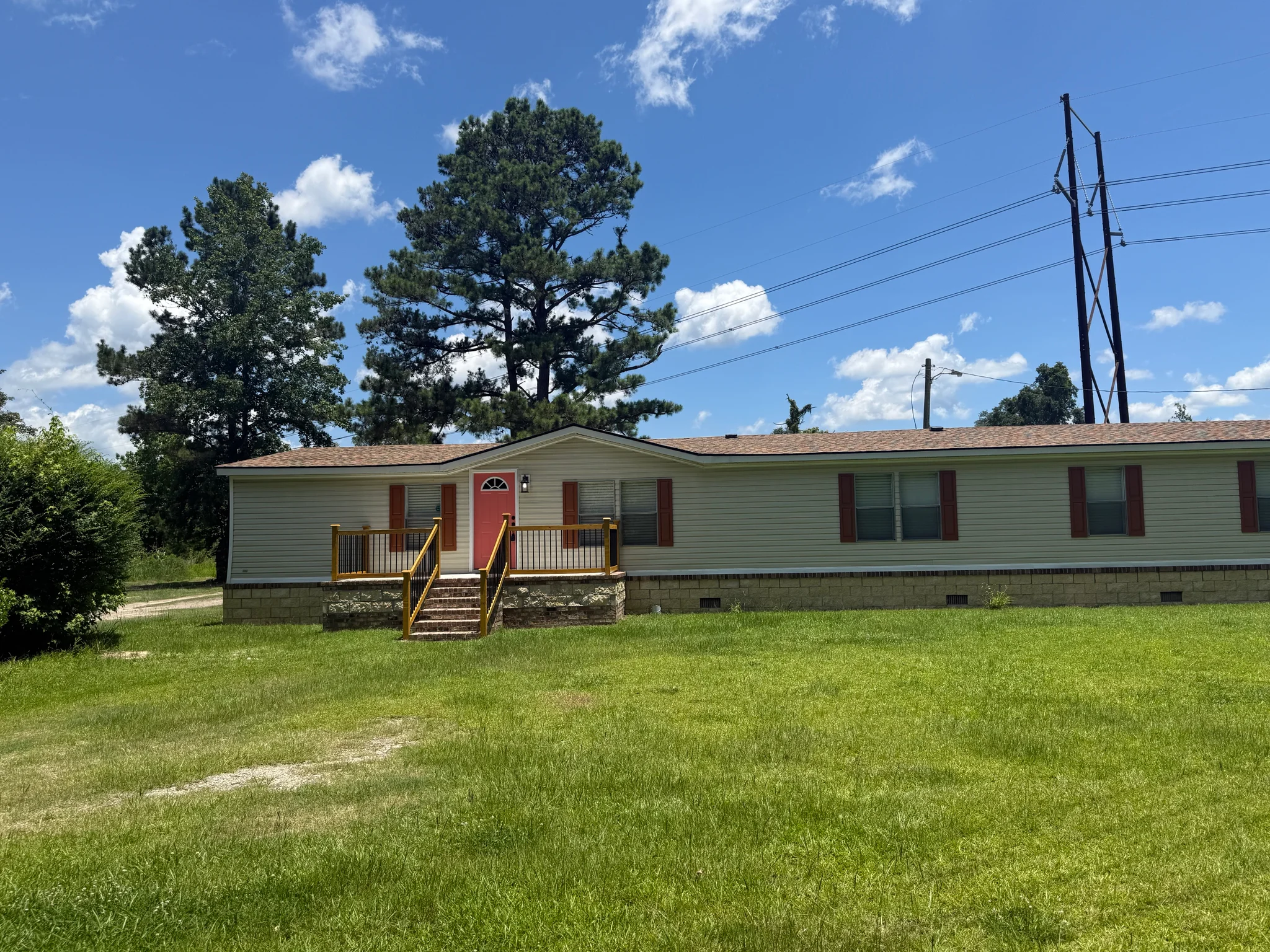 Moncks Corner House: 943 Cypress Garden Road