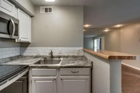 Arlington Condo: 2310 Bamboo Dr