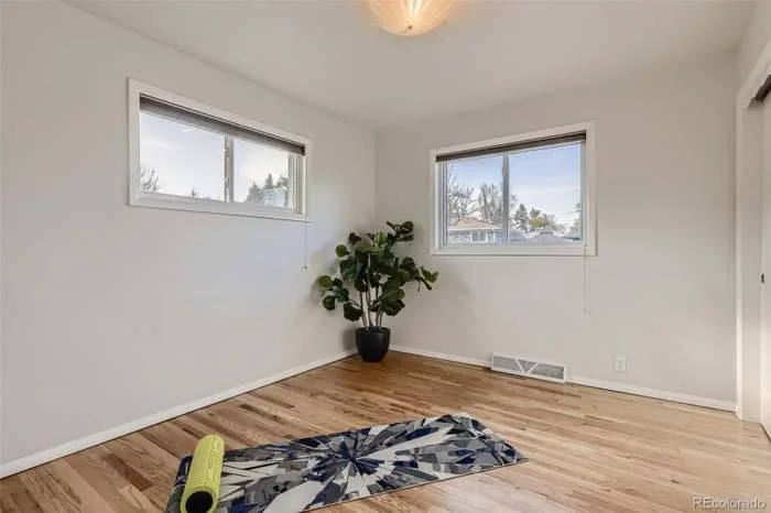 Englewood House: 3378 W Saratoga Ave