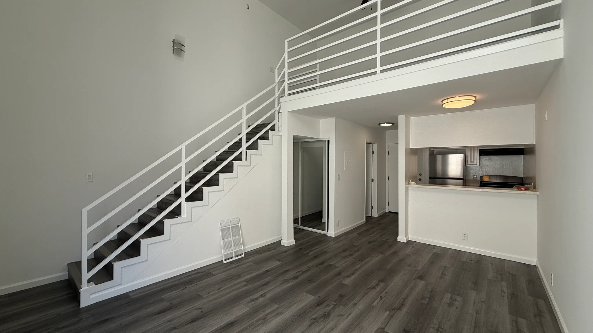 Hollywood Apartment: 7044 Hawthorn Ave