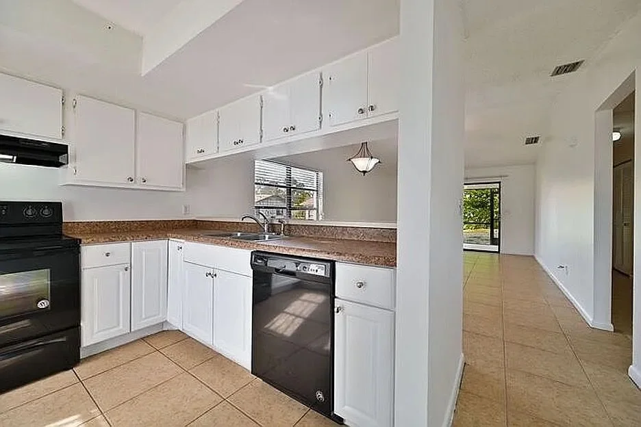 Fort Myers House: 7166 Greenwood Park Cir