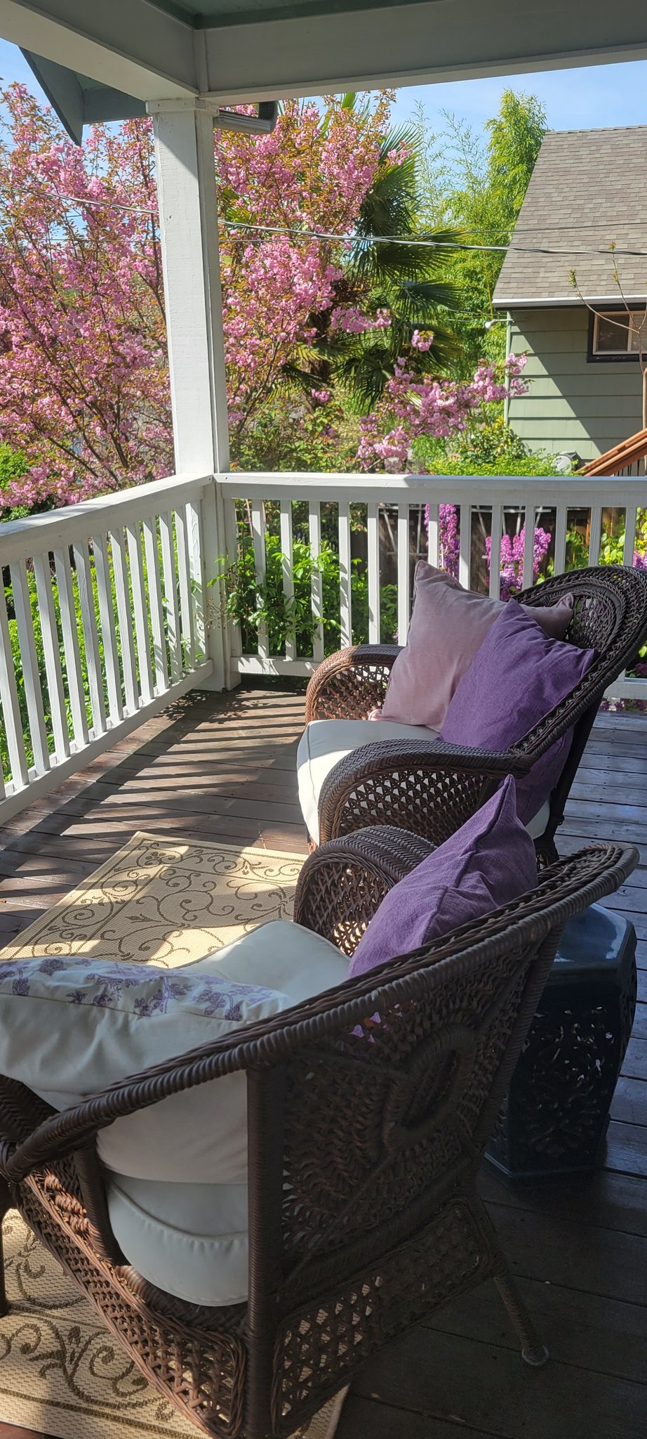 Roseburg House: 1055 NE GRANDVIEW DR