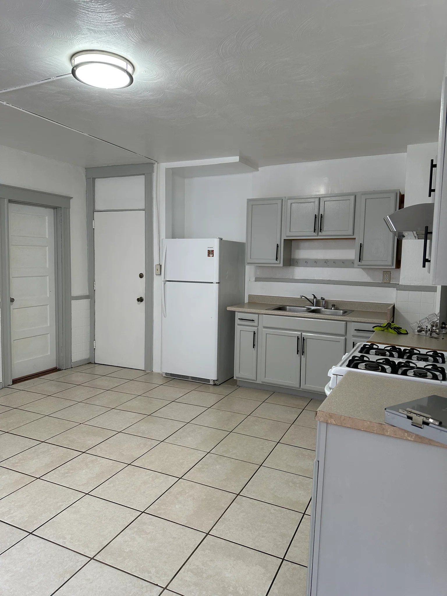 New Britain Apartment: 139 Lawlor St