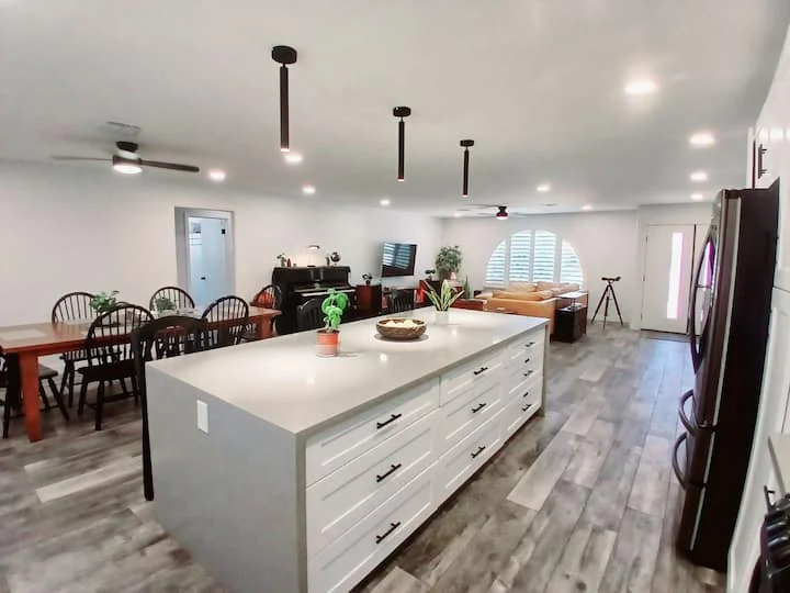 PHOENIX House: 728 E SANDRA TER