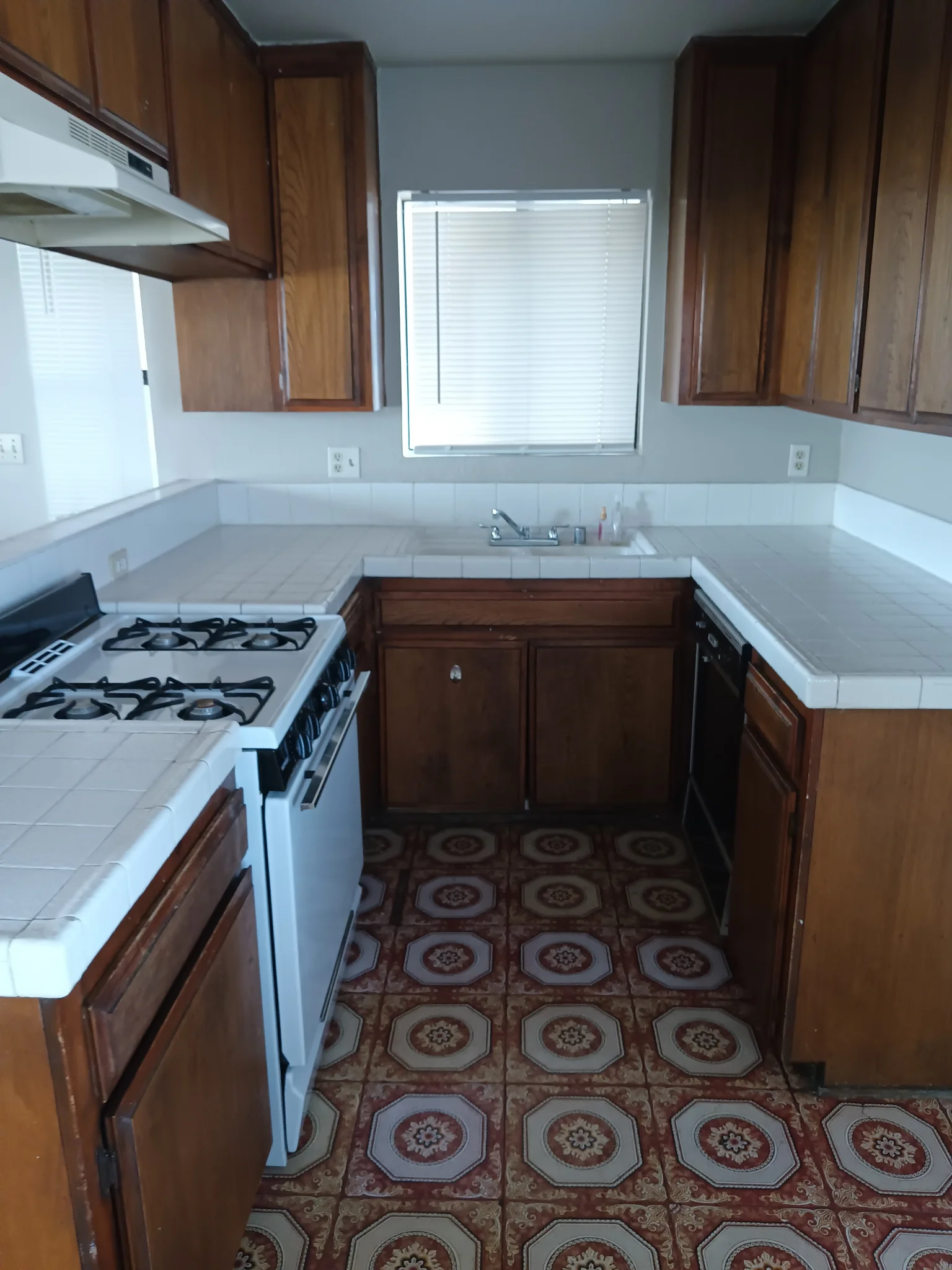 Hawthorne Apartment: 11609 Oxford Ave