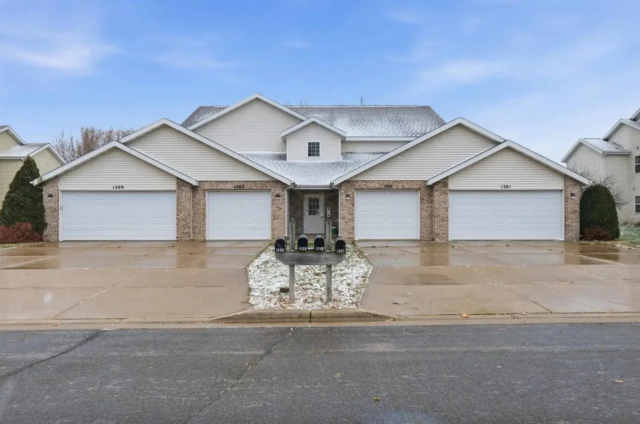 Sun Prairie Townhome: 1203 Stonewood Crossing