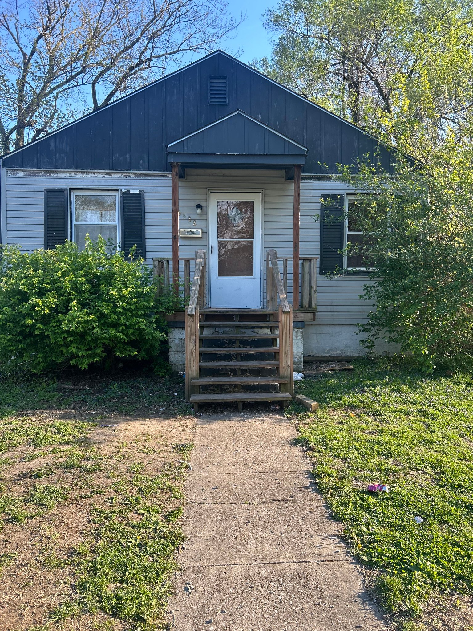 East Saint Louis House: 5538 Avon Pl