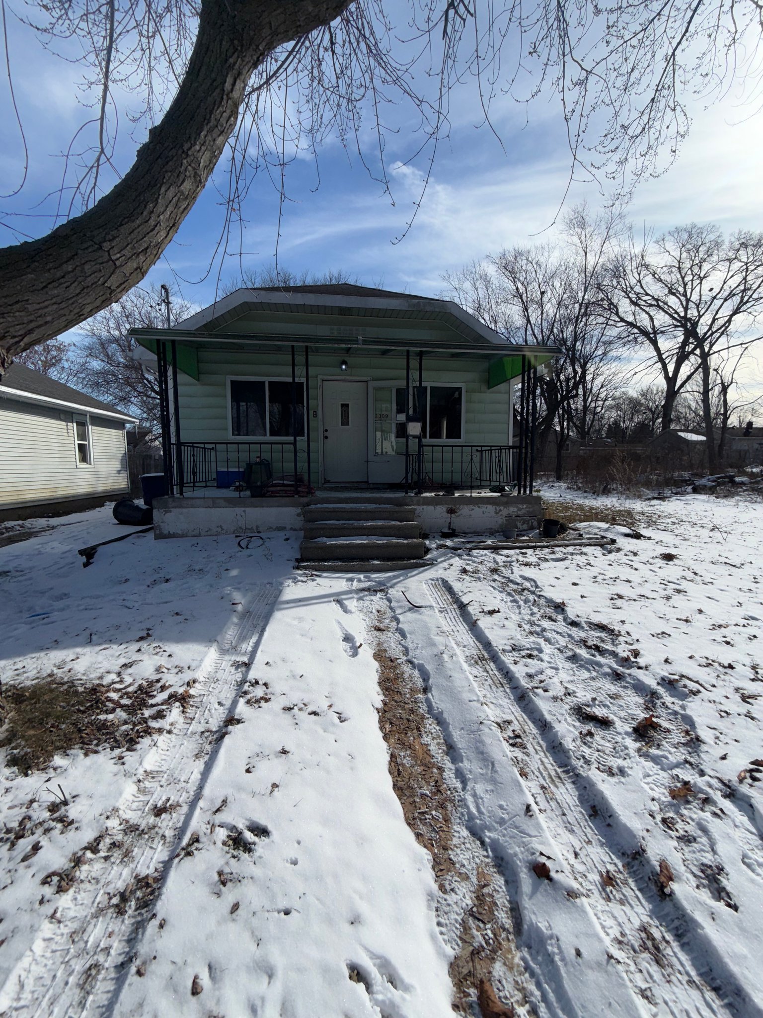 Flint House: 1309 Barney Ave