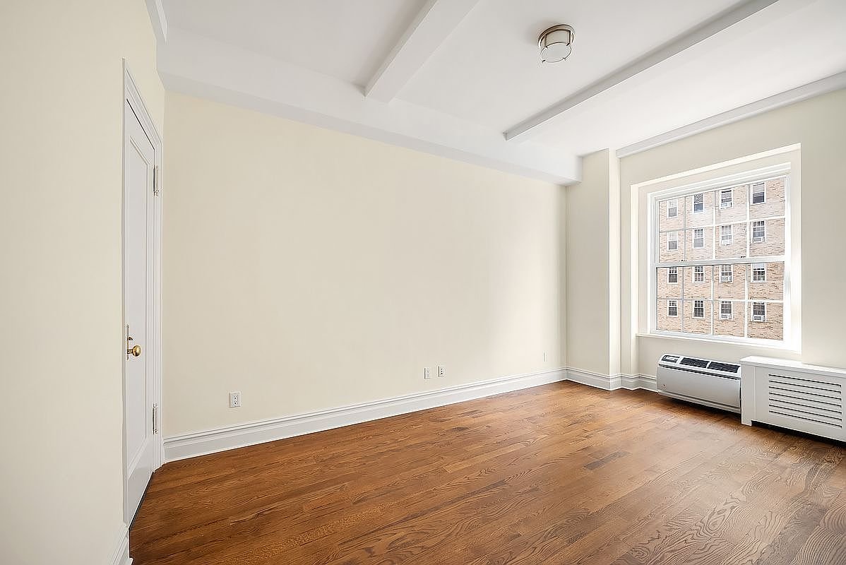 New York House: 56 Pine St APT 6L