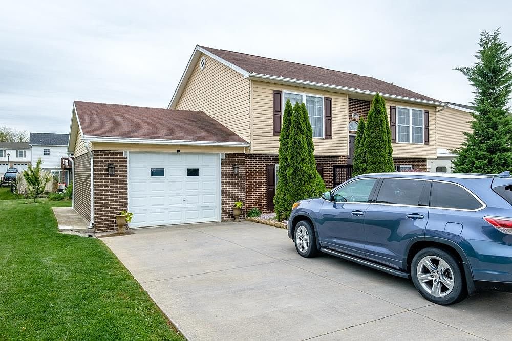 Harrisonburg House: 1380 Stonechris Dr