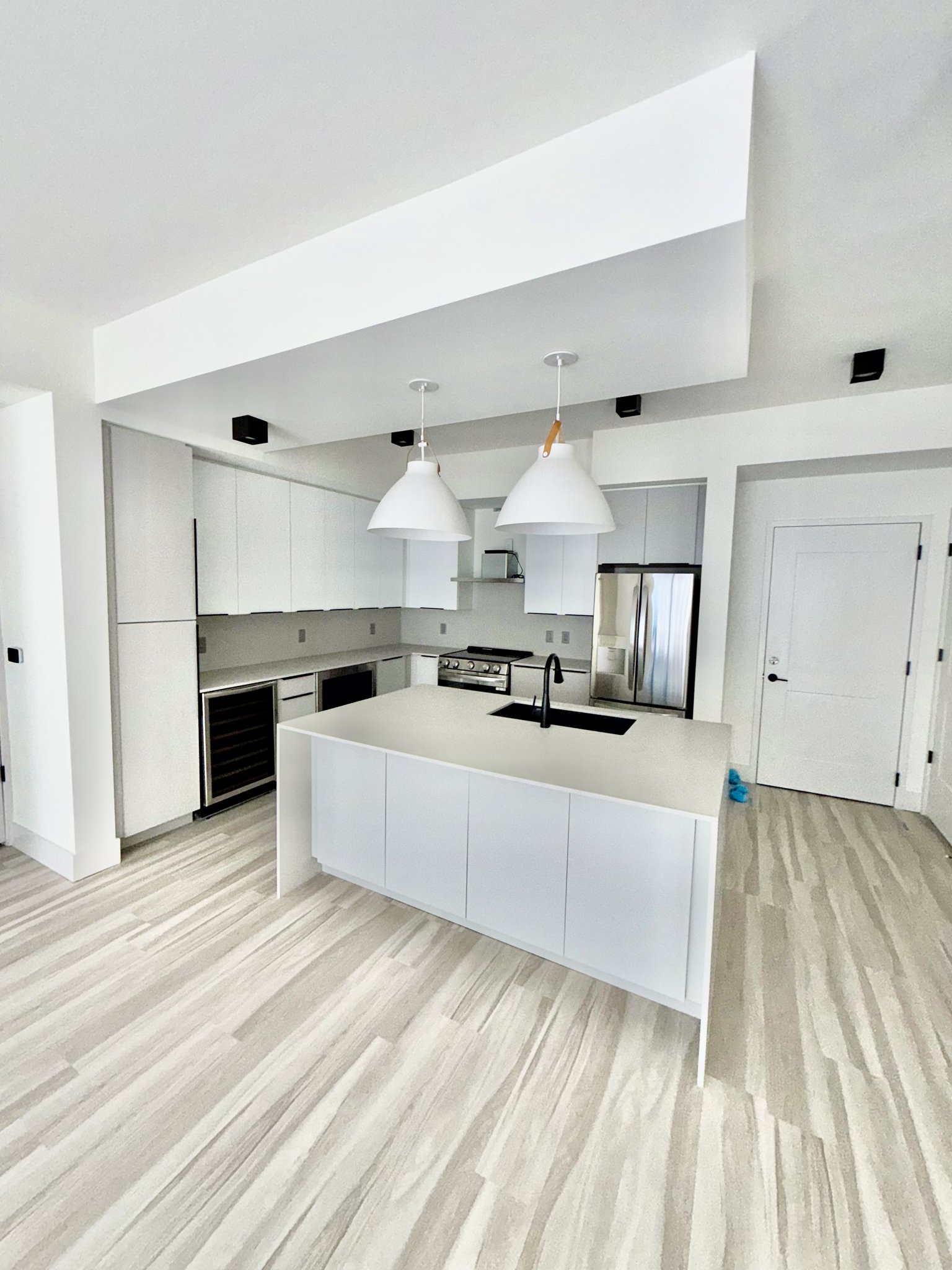 Miami Apartment: 18631 NE 25th Pl