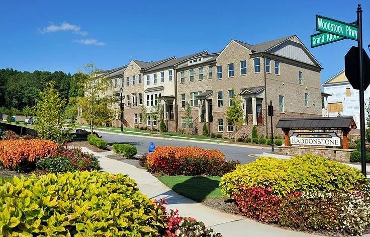 Woodstock Townhome: 256 Commons Ave