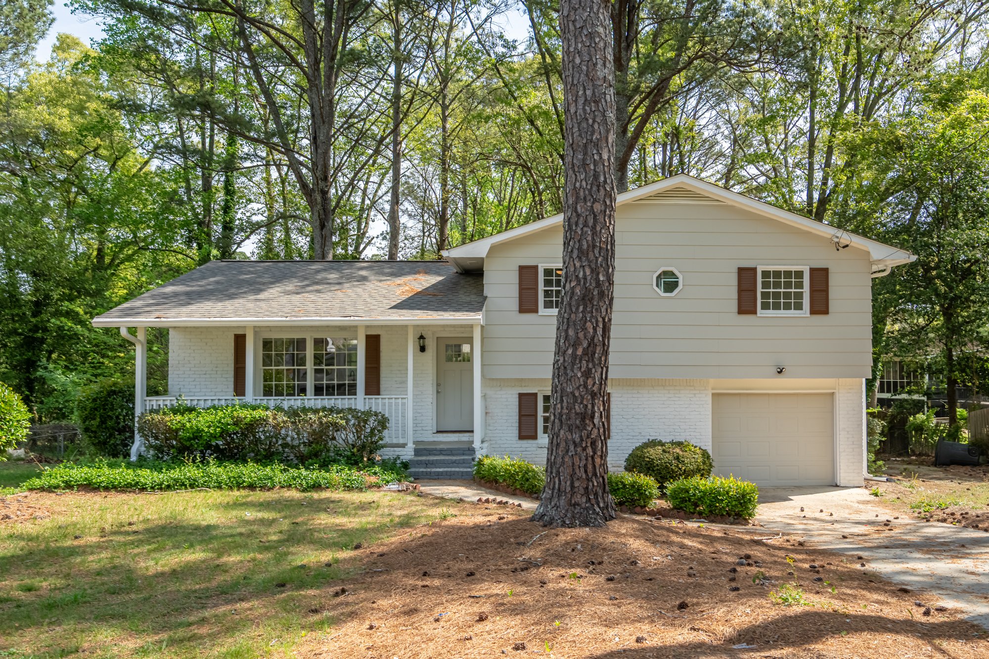 Riverdale House: 6310 Thornhedge Drive