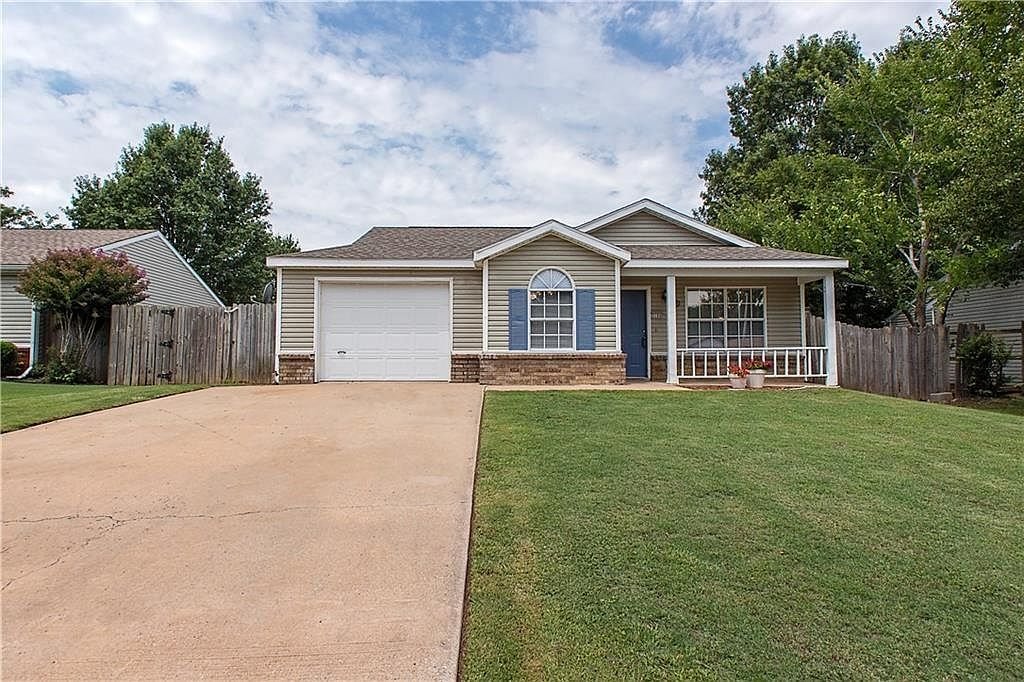 Fayetteville House: 3166 W Anne St