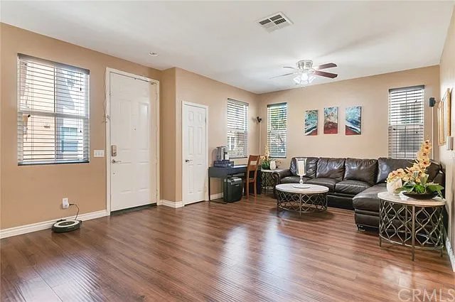 Rialto House: 277 Bloomington Ave