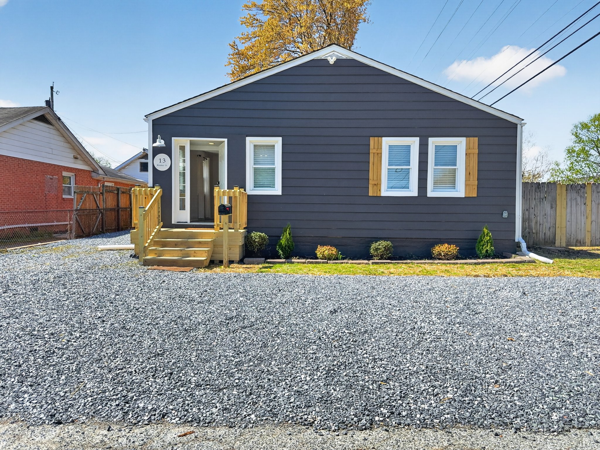 Middle River House: 13 Blinker