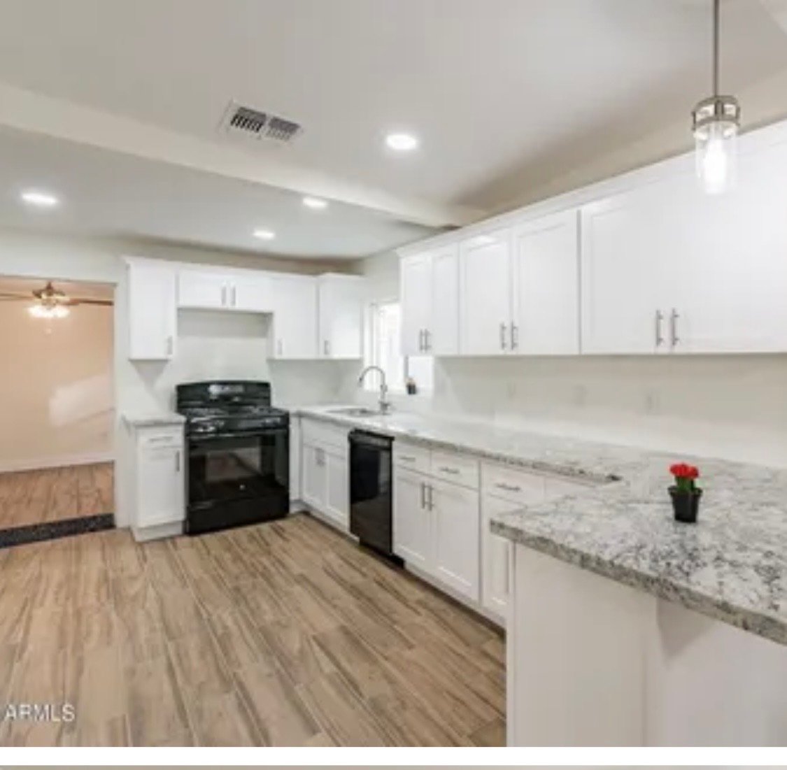 Avondale House: 206 E Kinderman Dr