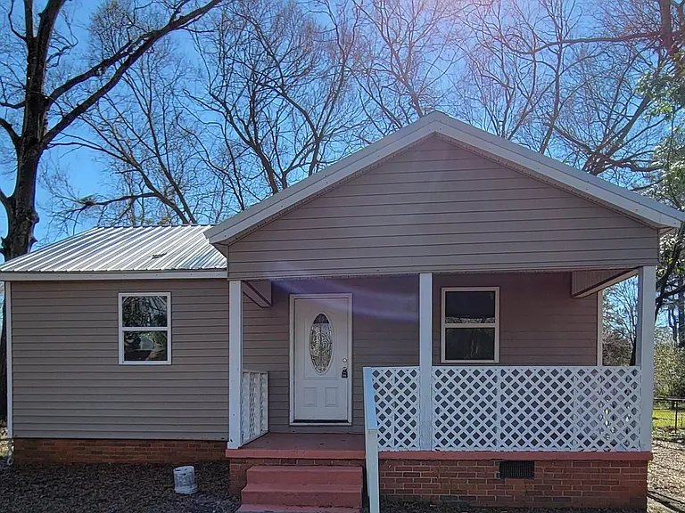 columbia House: 902 Lafayette Ext