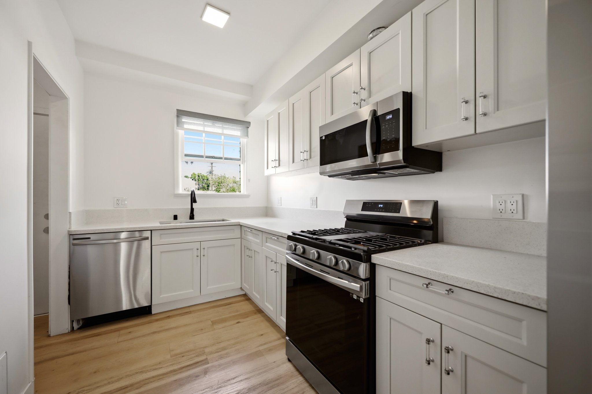 Santa Ana Apartment: 1524 N Sycamore Street