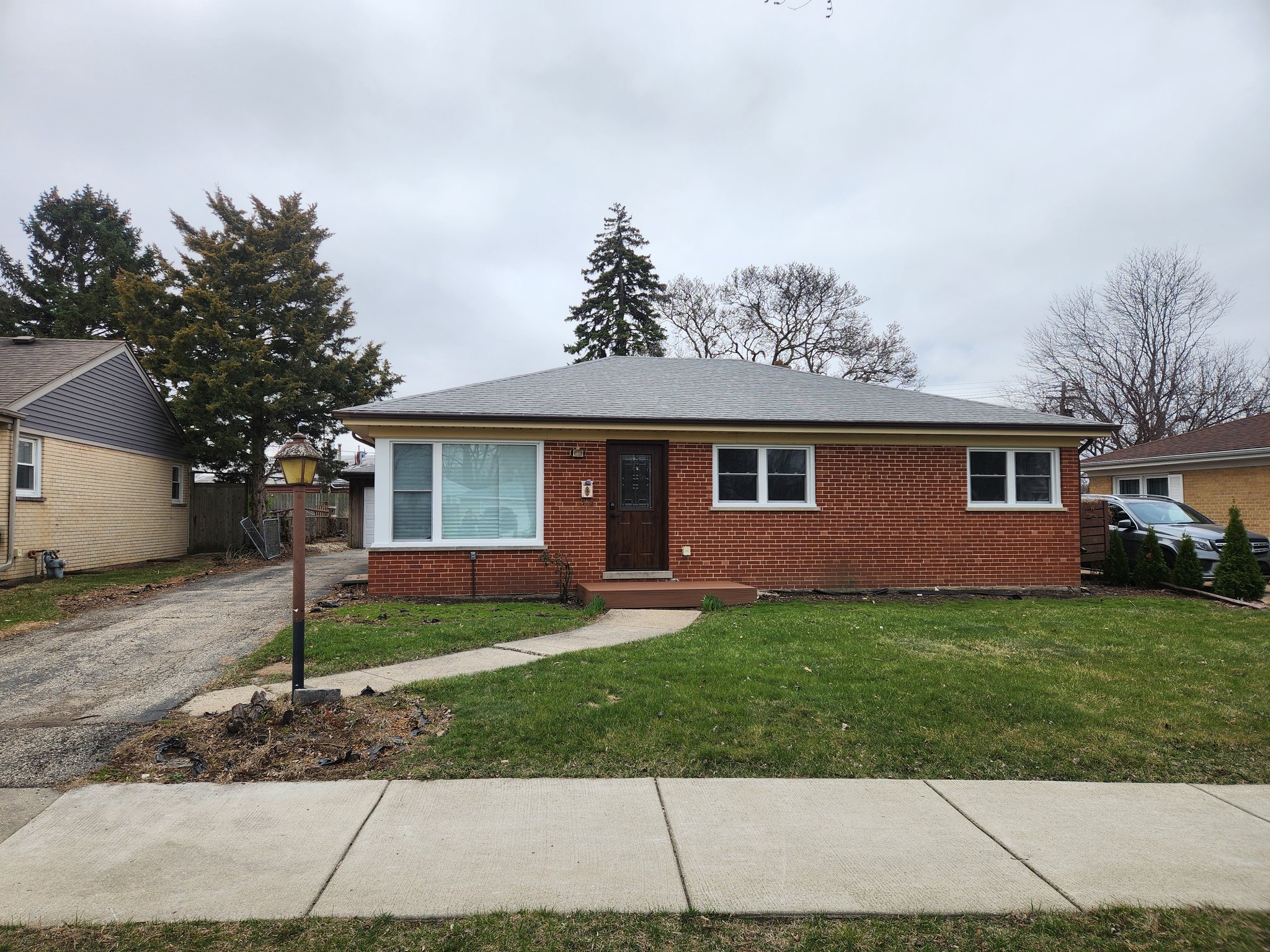 Des Plaines House: 33 Cranbrook Dr