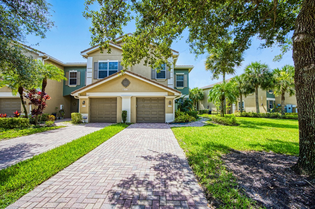 Fort Myers Townhome: 3230 Cottonwood Bend