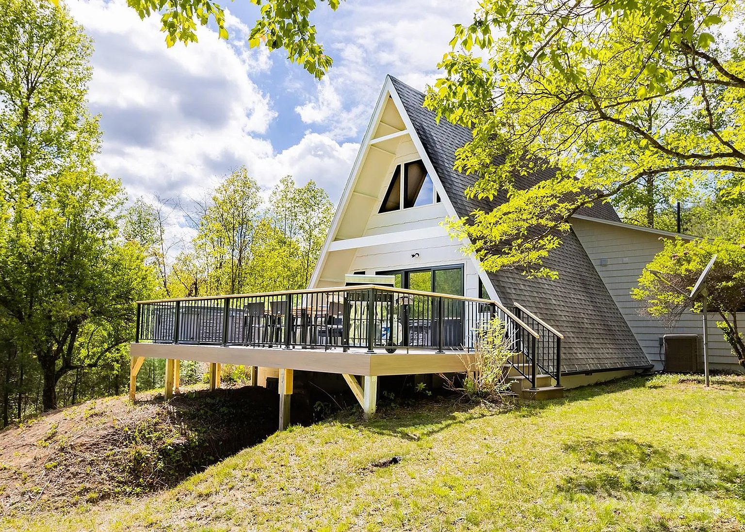 Black Mountain House: 826 shumont rd