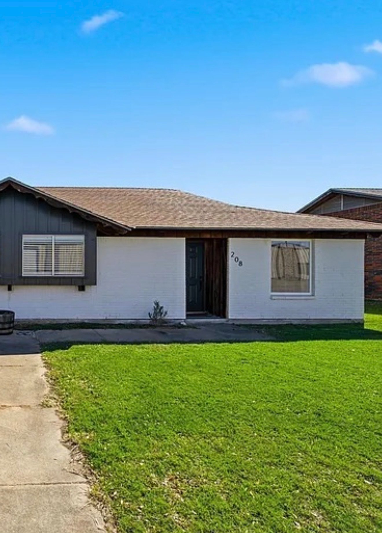 Hewitt House: 208 Queen Dr