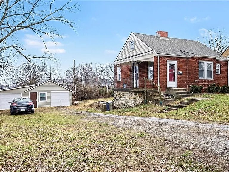 Kansas City House: 5131 N Lister Ave