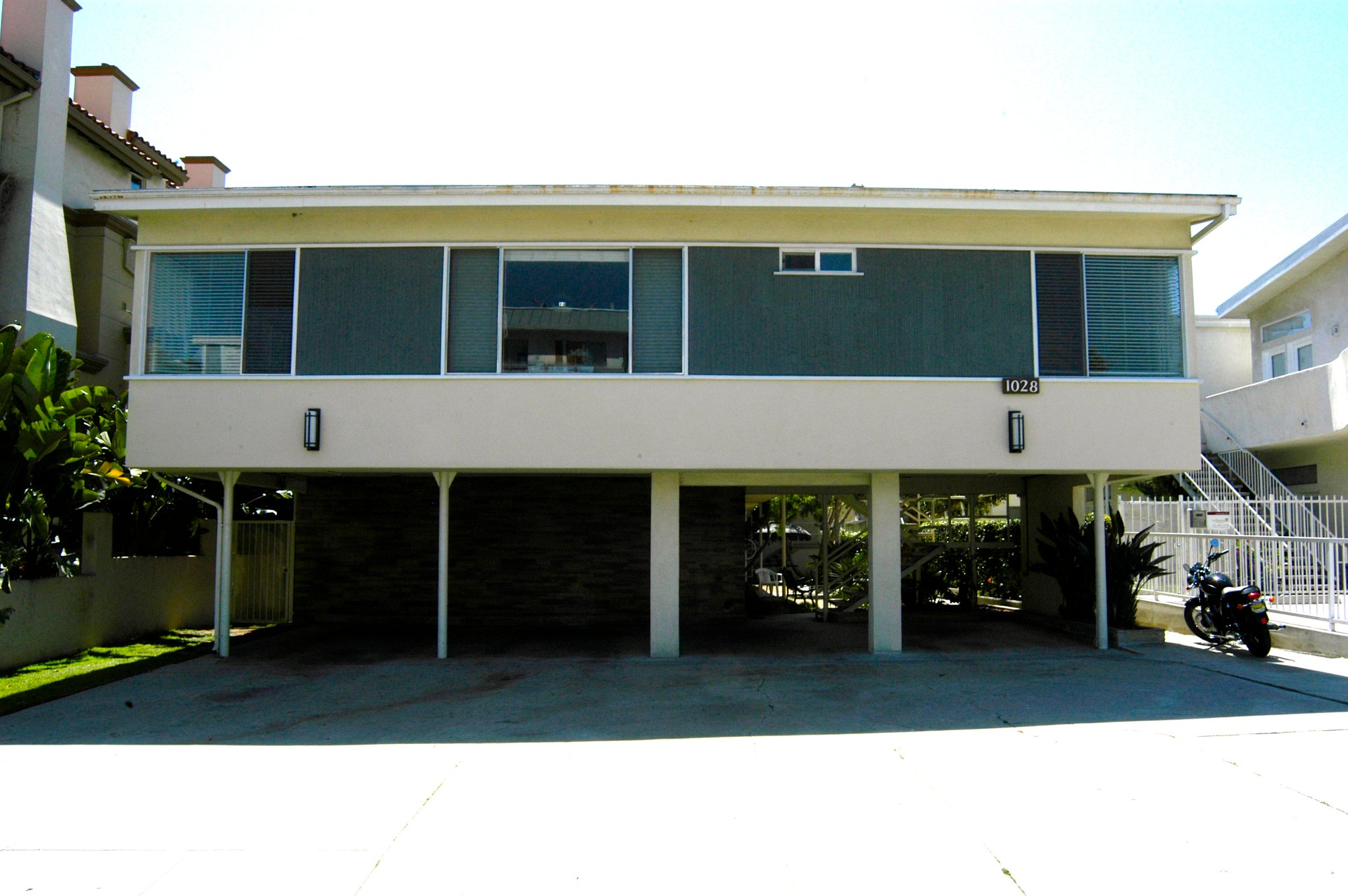 Santa Monica Apartment: 1028 3rd st.