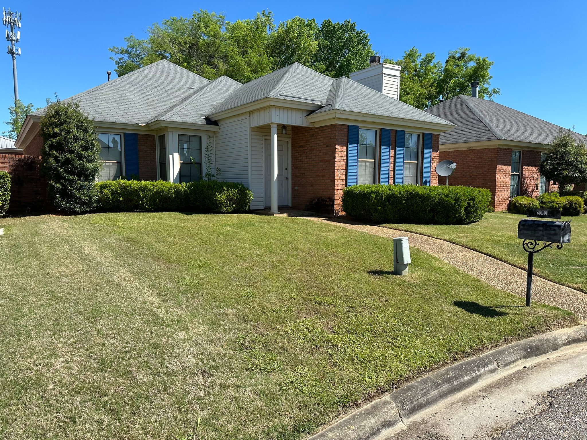 Montgomery House: 2009 Station Ct