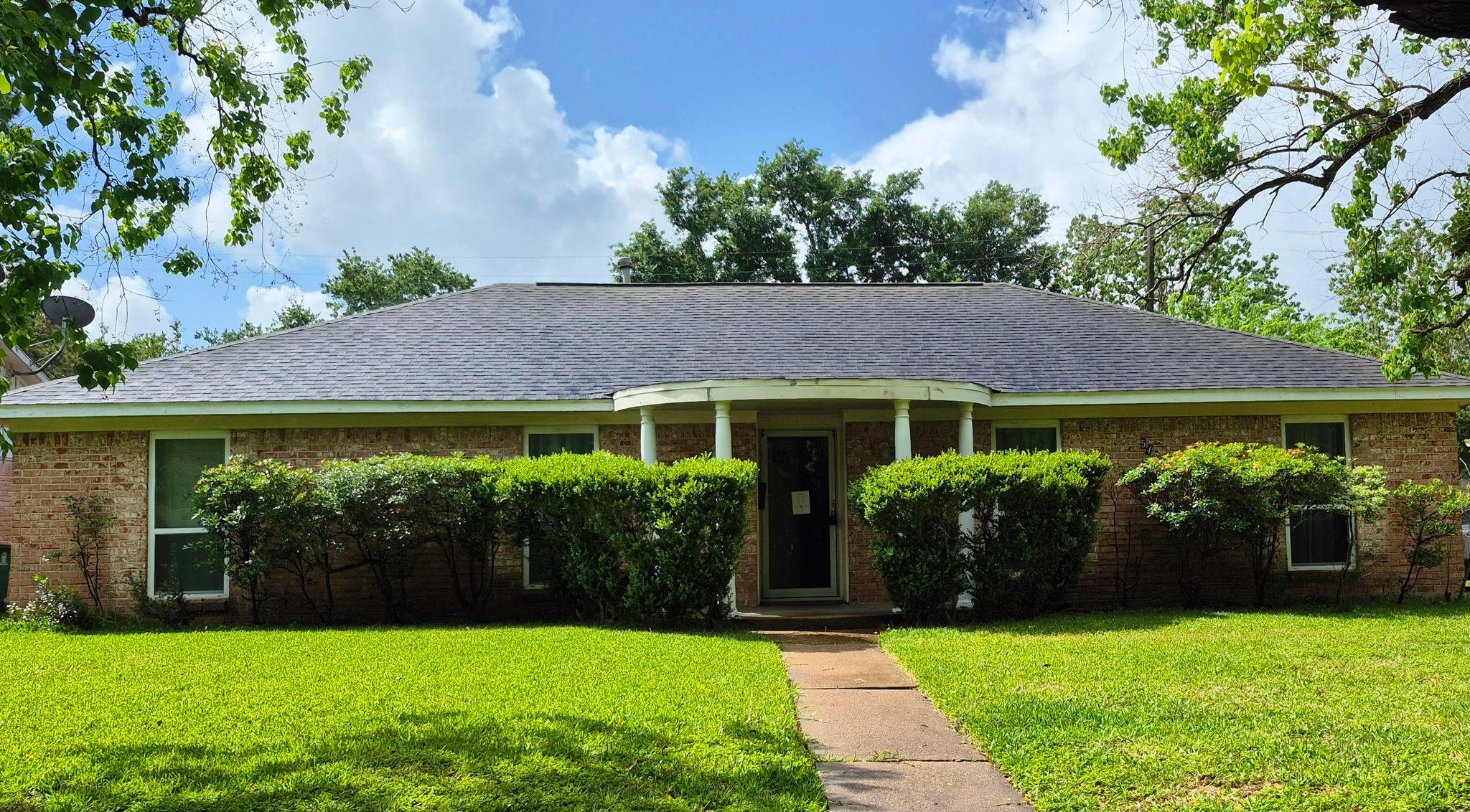 Houston House: 5455 Kuldell Dr
