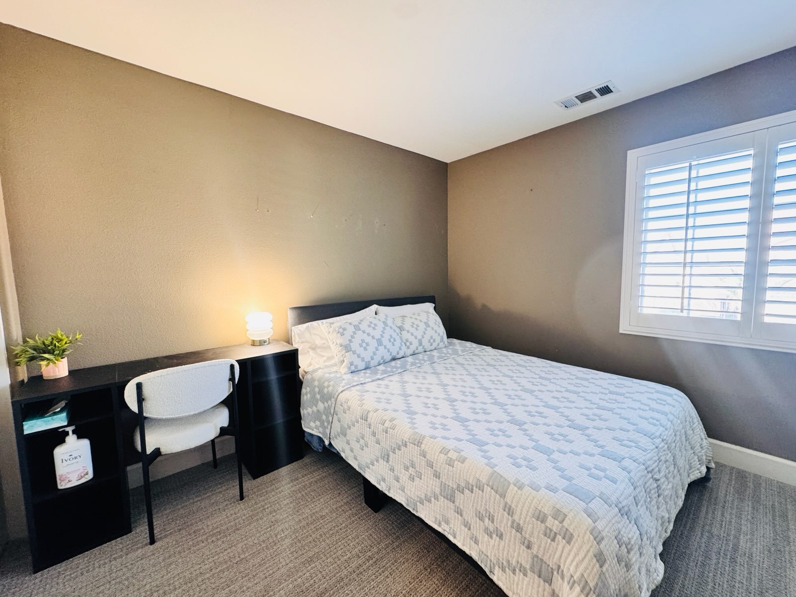 Hesperia House: 1 private