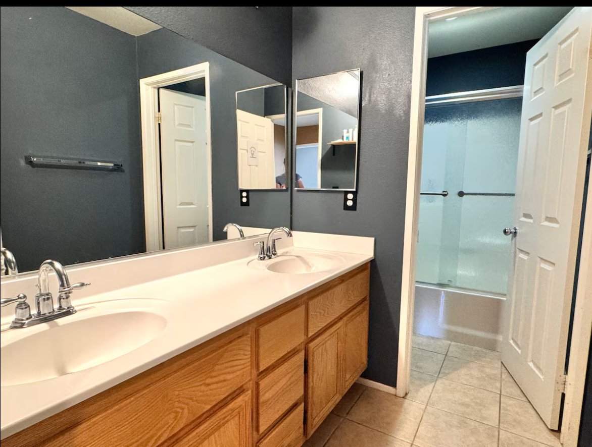 Hesperia House: 1 private