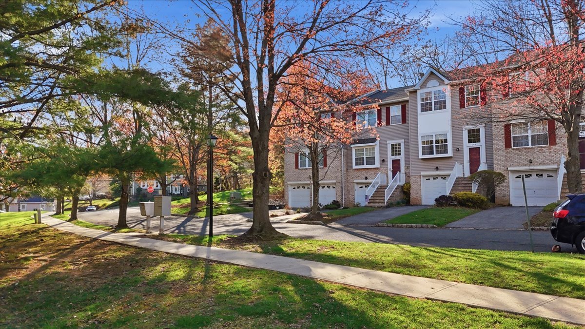 Green Brook Townhome: 203 Tallwood Ln