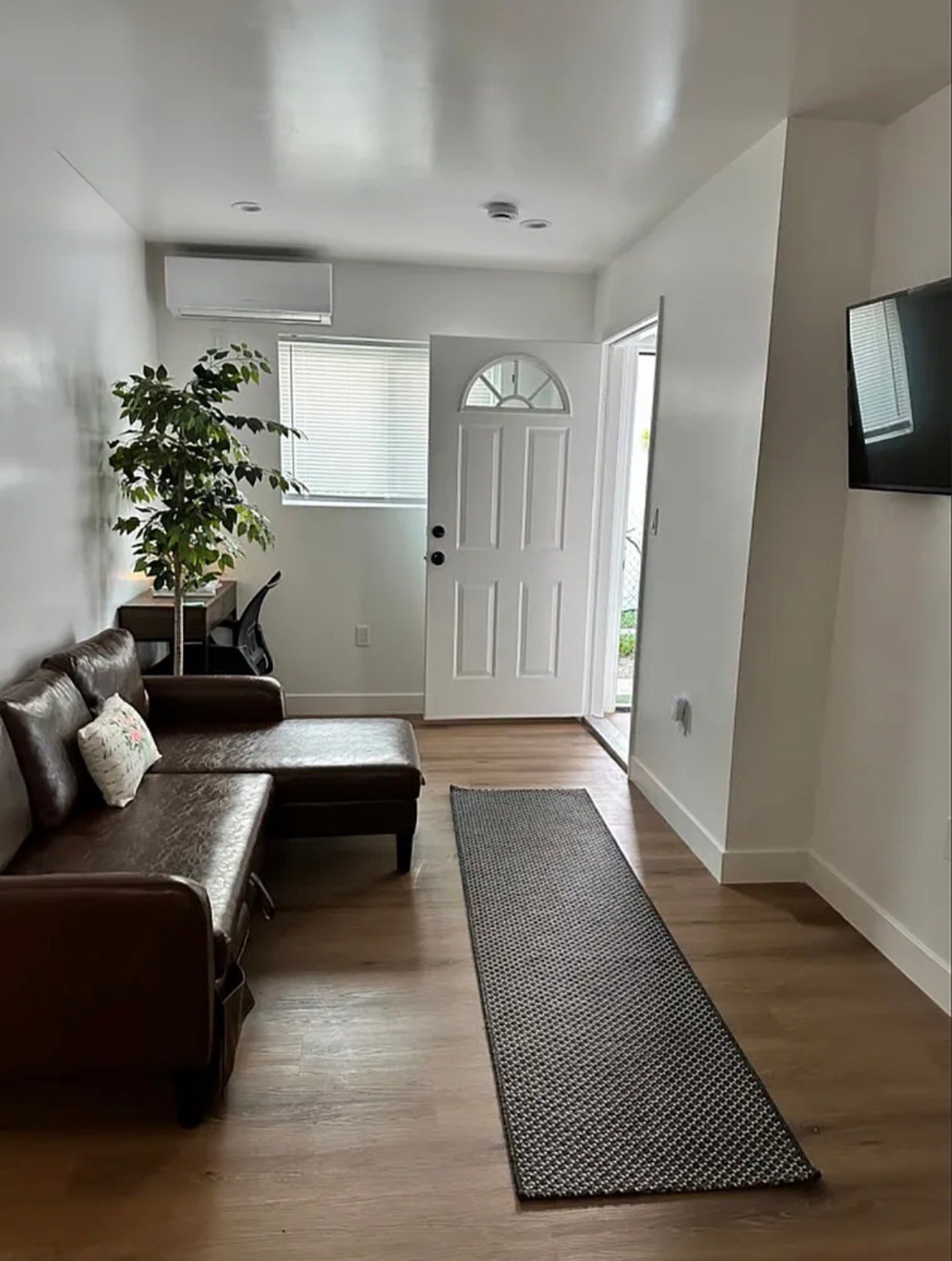 Los Angeles Apartment: 1107 E 102th Street