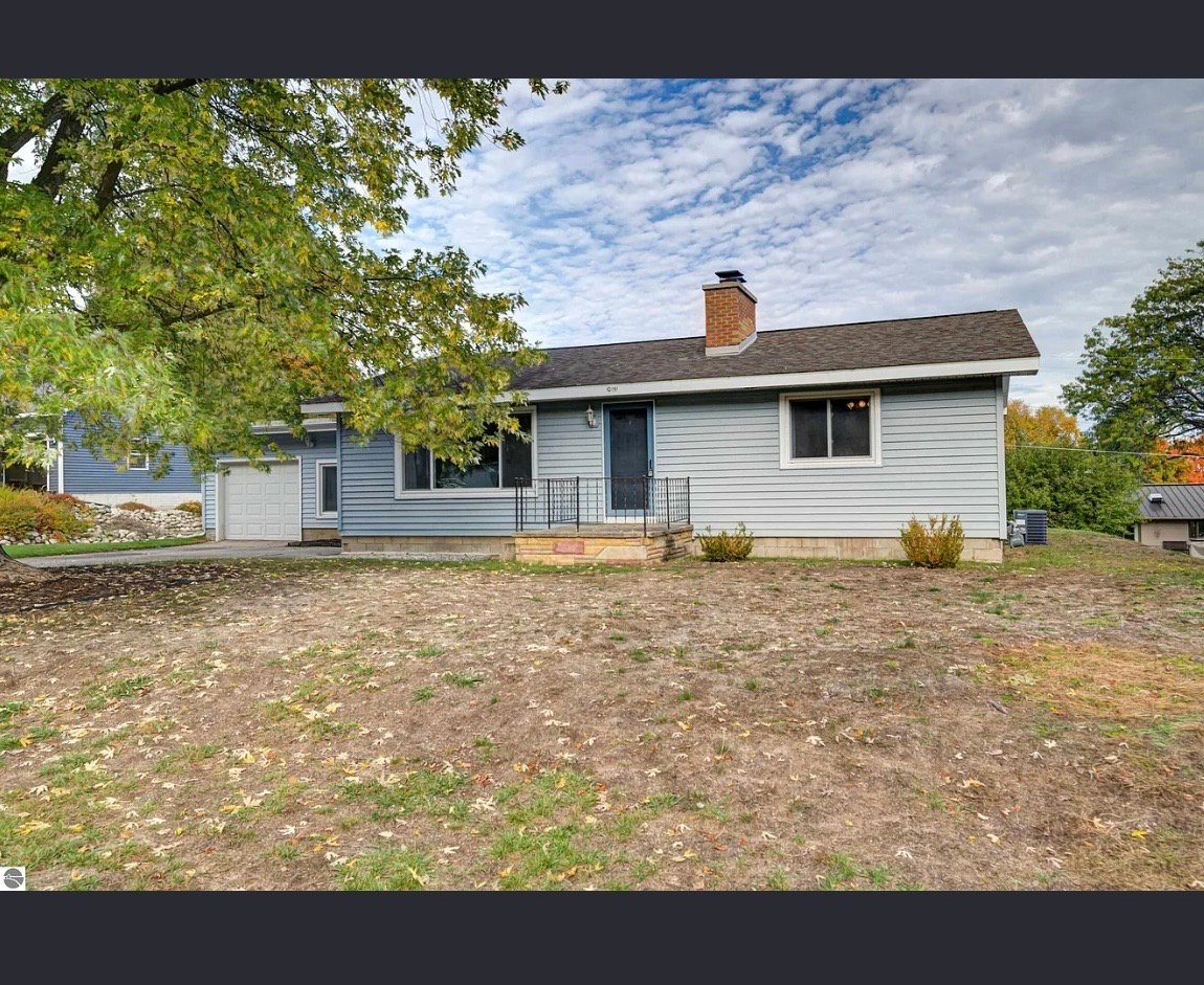 Traverse City House: 10151 E Grandview Rd