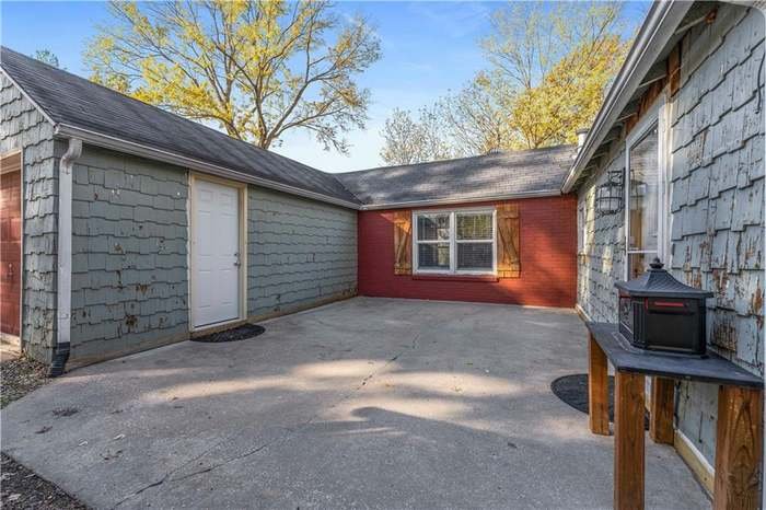 Independence House: 2728 S Westport Rd