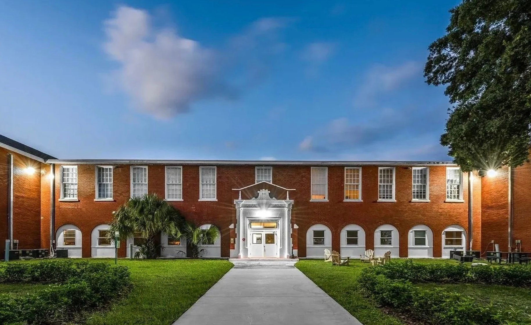 St. Petersburg Apartment: 1090 10th street N