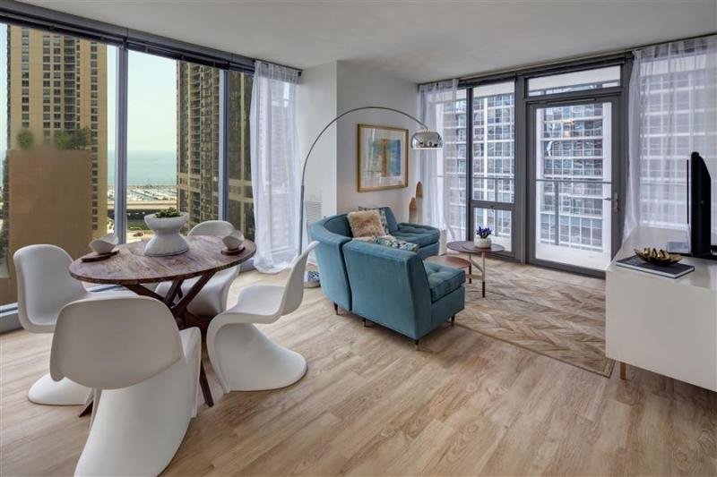 Chicago Condo: 332 e wacker dr