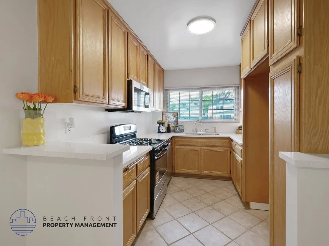 Playa del Rey Apartment: 8306 Manchester ave