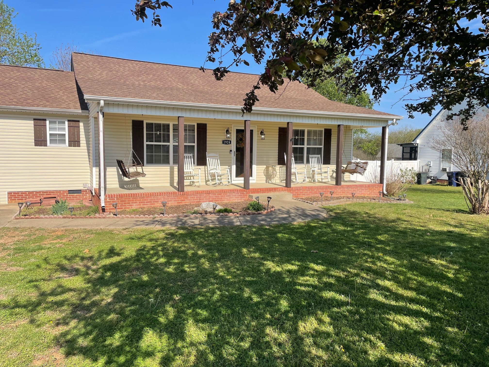 Columbia House: 1924 Farmington Ct